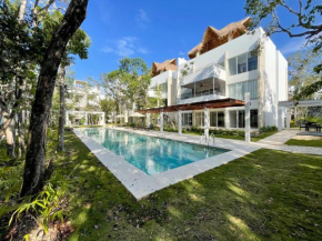 Magnificent Stylish Apartment Charming Private Terrace Wonderful Community Pool Amenities